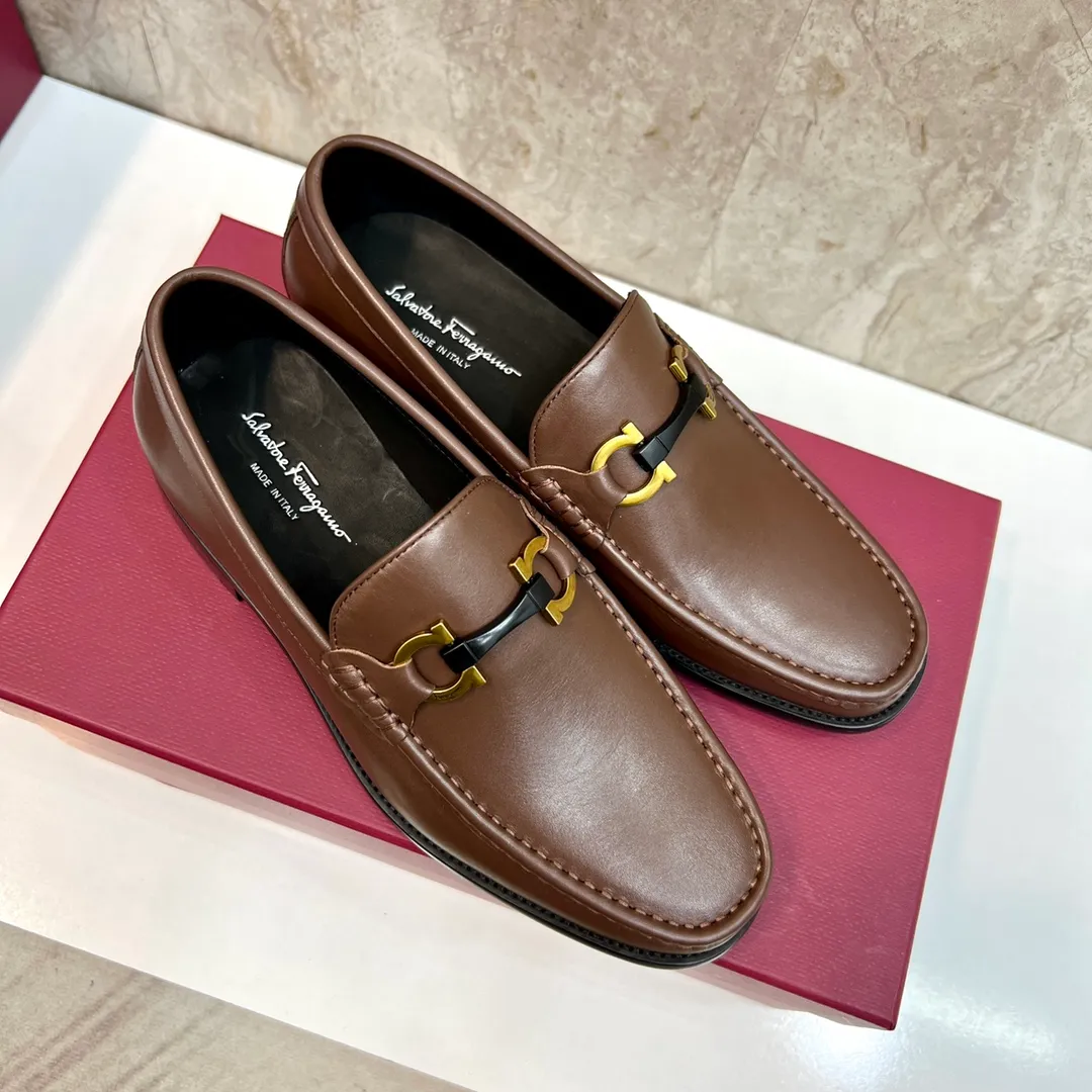 Original quality P580 Brand: Ferragamo Standard size: Men's size 38/44 (45 can be customized) Grade: Same style as the official website High-quality men's shoes Material: Customized first-layer calfskin with water-dyed cowhide lining Cowhide tiptoe Original non-slip and wear-resistant rubber outsole Style category: Men's formal business leather shoes Young and fashionable European and American trends British style Casual matching Comfortable feet Color: Actual picture